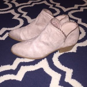 Weekend-08 Grey Scalloped Bootie